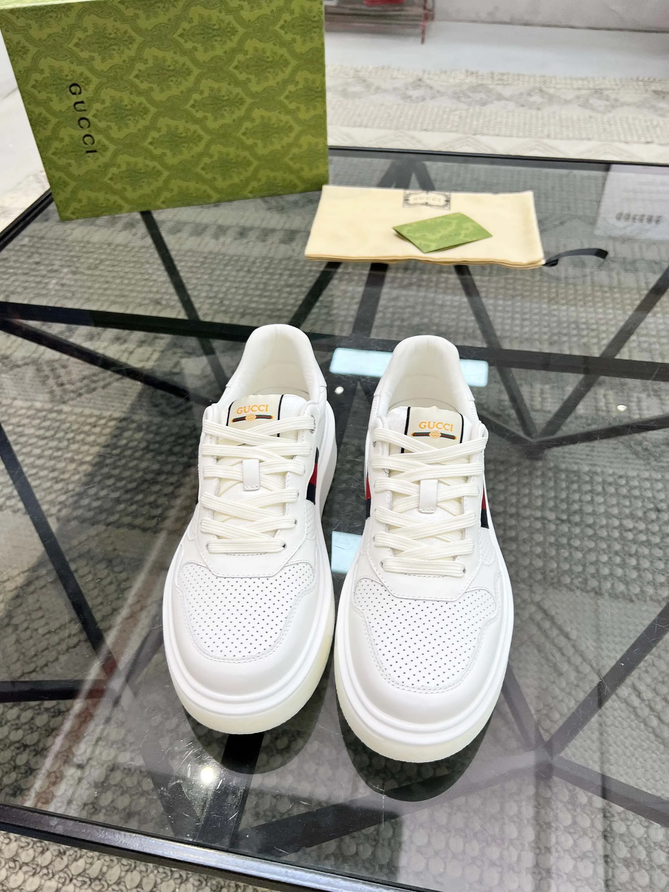 P460 new men's shoes GUCCI [Lightning] latest shoes are shipped. Original quality, fashionable, special materials, sheepskin lining, new packaging. The foot feels super comfortable and the workmanship is impeccable. Size: 38-45